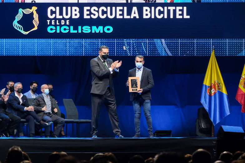 Ñito Domínguez, vicepresidente de Bicitel, recibió el premio de manos del concejal de Deportes, Diego Ojeda/TA.